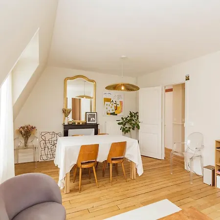 Nice Apartment For 2 With Balcony In Paris!