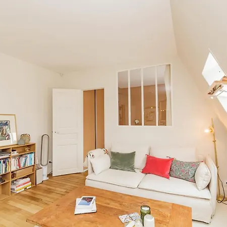 Nice Apartment For 2 With Balcony In Paris! París