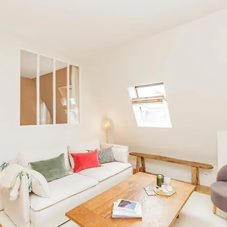 Nice Apartment For 2 With Balcony In Paris! París