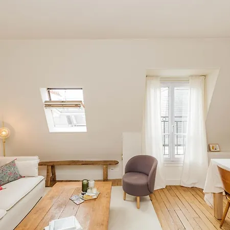 Nice Apartment For 2 With Balcony In Paris! París
