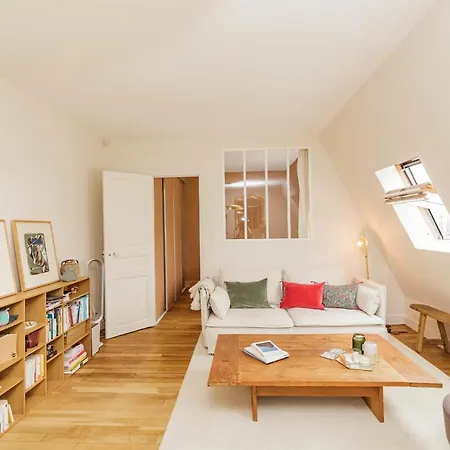 Nice Apartment For 2 With Balcony In Paris!