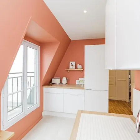 Nice Apartment For 2 With Balcony In Paris!