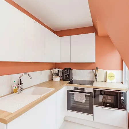 Nice Apartment For 2 With Balcony In Paris! París