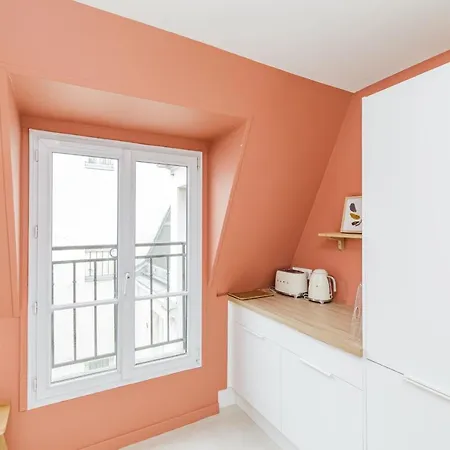 Nice Apartment For 2 With Balcony In Paris! *