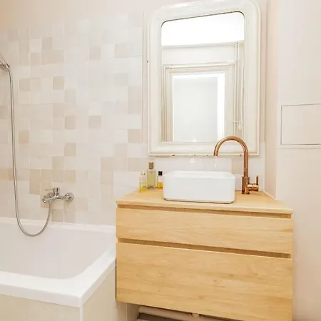 Apartamento Nice Apartment For 2 With Balcony In Paris!