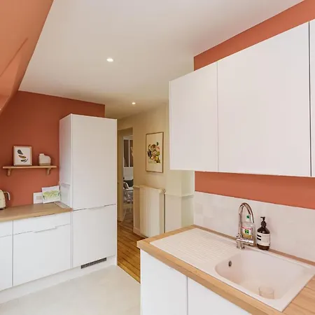 Nice Apartment For 2 With Balcony In Paris! Appartement Parijs