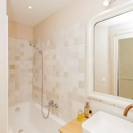 Nice Apartment For 2 With Balcony In Paris! Apartamento